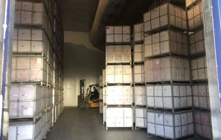 恒溫保鮮冷藏庫里存放的裝滿蘋果的果筐。