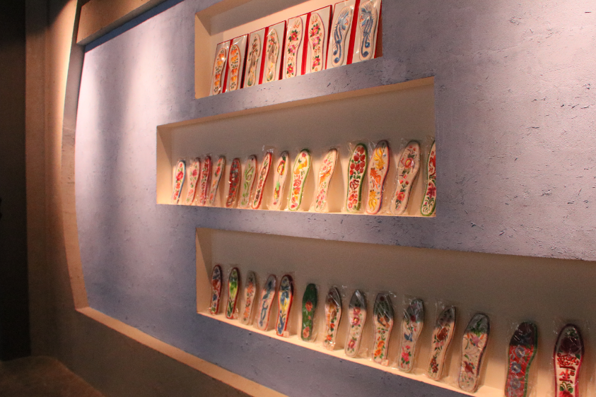 莊子峁生態(tài)農(nóng)莊農(nóng)耕文化展示廳內(nèi)展示的手工刺繡鞋墊。