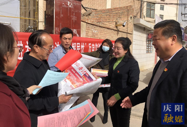 慶陽市司法局在合水縣老城鎮(zhèn)開展送法下鄉(xiāng)活動。