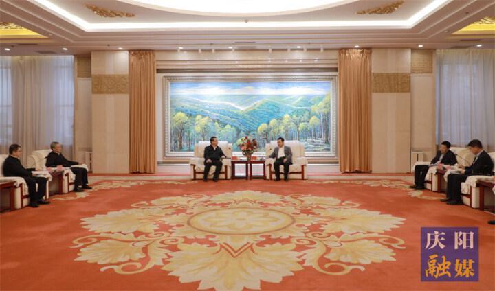 黃澤元與長慶油田分公司執(zhí)行董事、黨委書記李戰(zhàn)明和總經(jīng)理、黨委副書記余浩杰一行座談