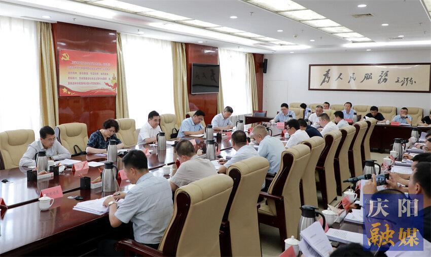 黃澤元與駐慶央企、金融機構(gòu)、市屬國有企業(yè)和民營企業(yè)負(fù)責(zé)人座談