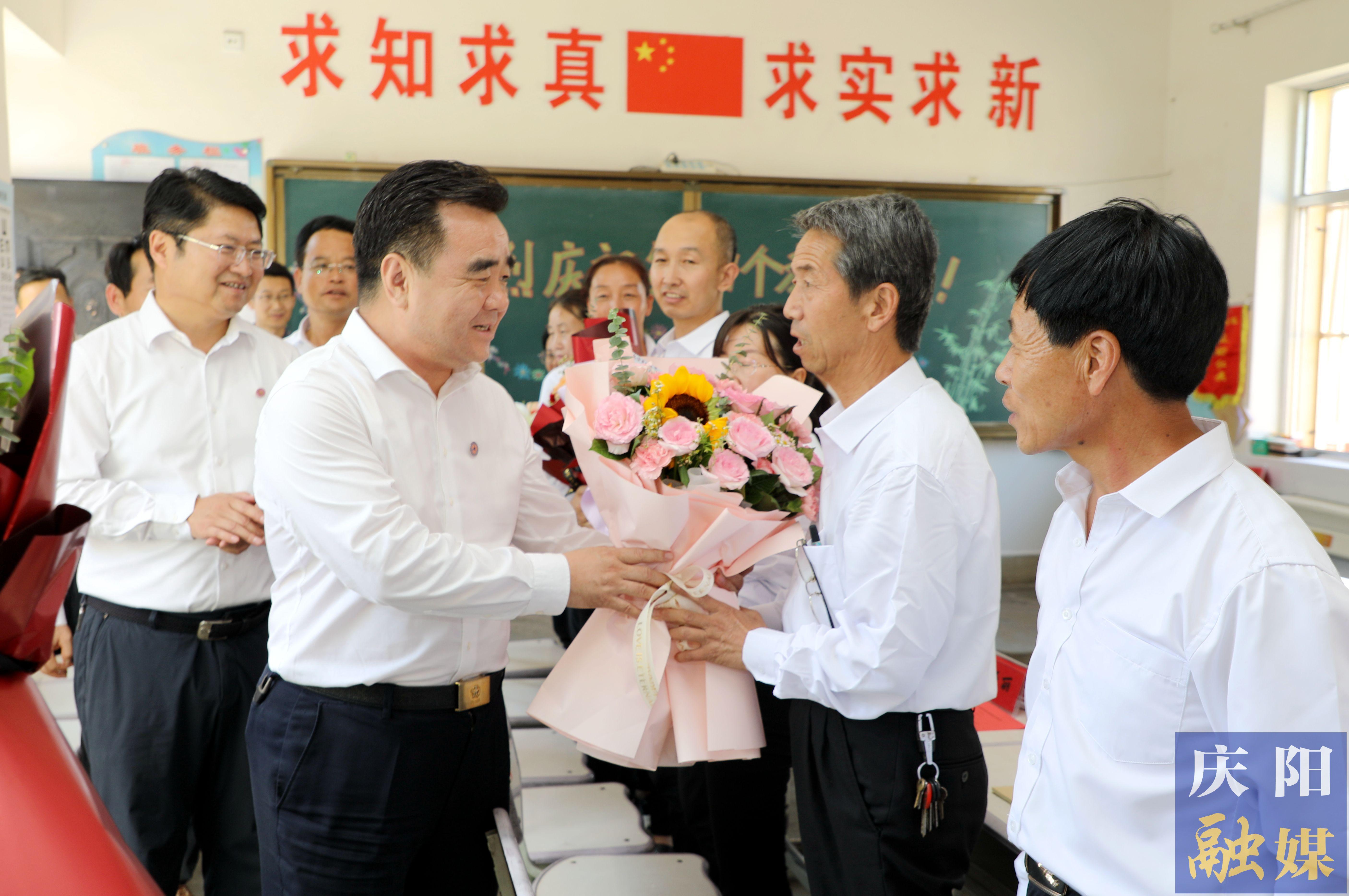 黃澤元在鎮(zhèn)原縣屯字鎮(zhèn)田嶺小學走訪慰問一線教師 勉勵大家擔當教育使命，當好美麗園丁，引領(lǐng)鄉(xiāng)村文化，努力培養(yǎng)德智體美勞全面發(fā)展的社會主義建設(shè)者和接班人