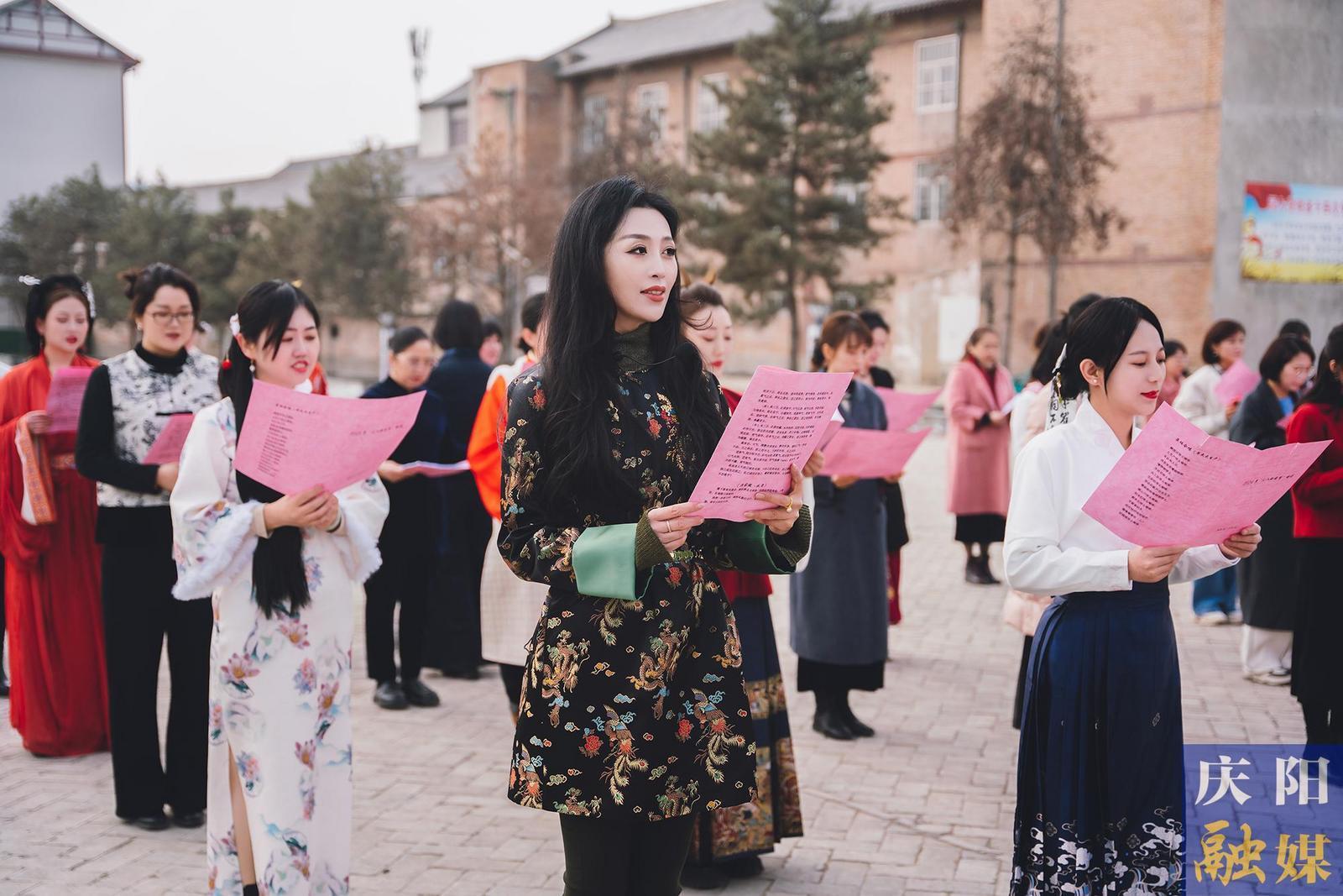 【攝影報(bào)道】春日有約不負(fù)芬芳 ——市委宣傳部、市委統(tǒng)戰(zhàn)部、市融媒體中心女職工攜手共慶“三八”國際勞動?jì)D女節(jié)
