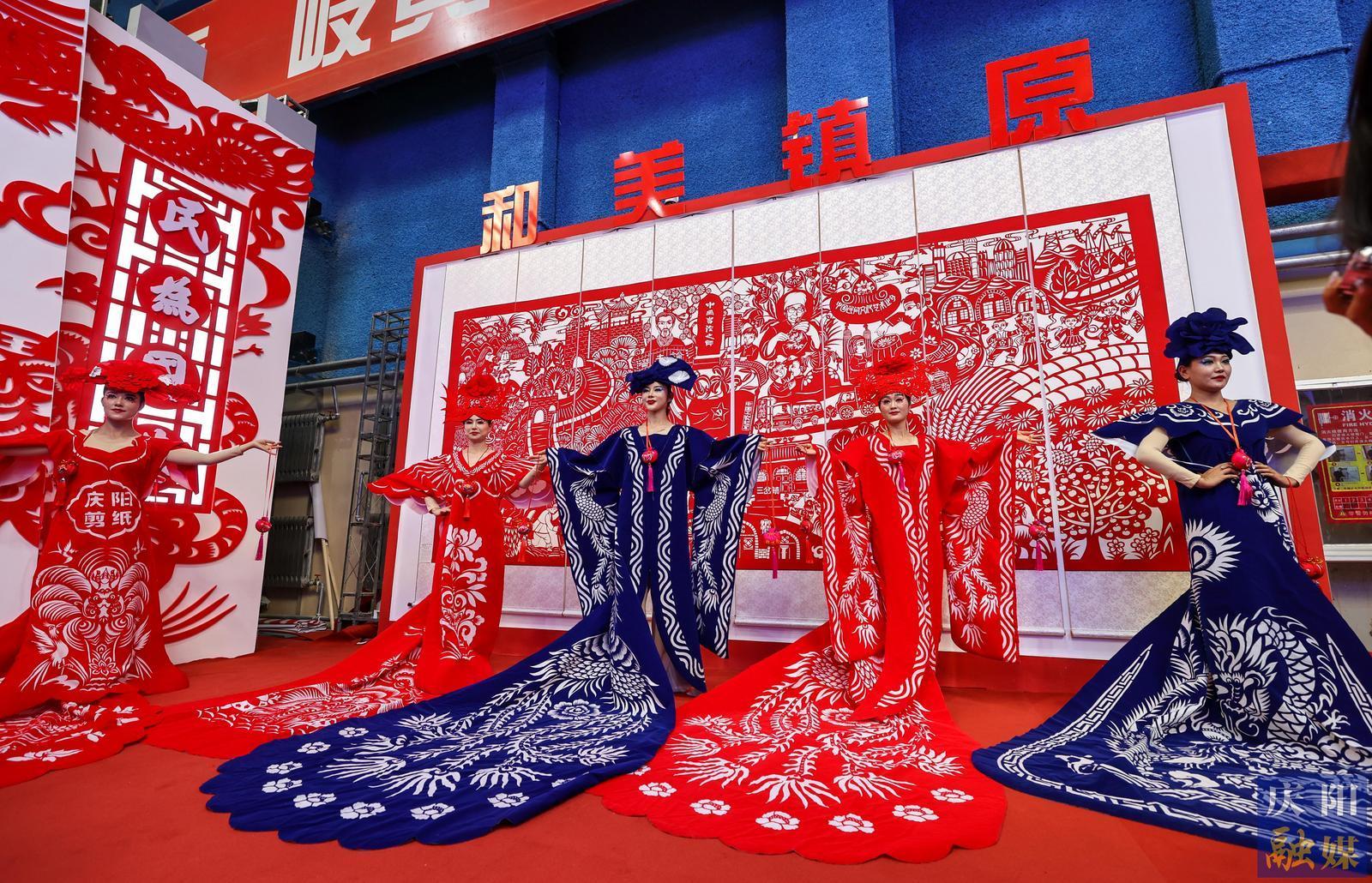 【攝影報(bào)道】香包、刺繡、剪紙……慶陽民俗文化精品展區(qū)中哪些展品驚艷到你