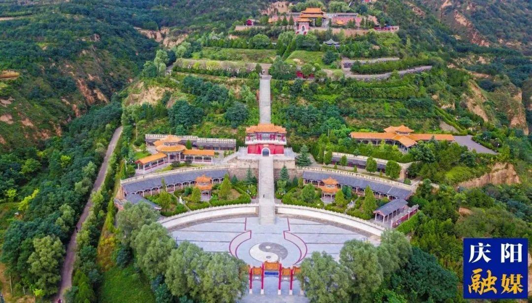 您好！我叫慶陽(yáng)，這是我的名片，請(qǐng)多多關(guān)照