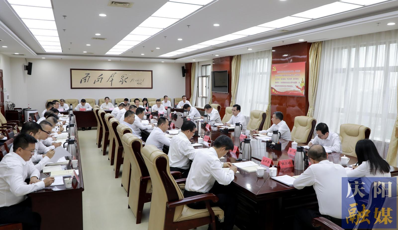 黃澤元在市委辦公室黨總支講專題黨課 勉勵全體黨員在知紀明紀上下功夫，在增強自覺上常修煉，在工作質(zhì)量上見實效，切實把黨紀學習教育成效轉(zhuǎn)化為擔當作為、干事創(chuàng)業(yè)的強大動力