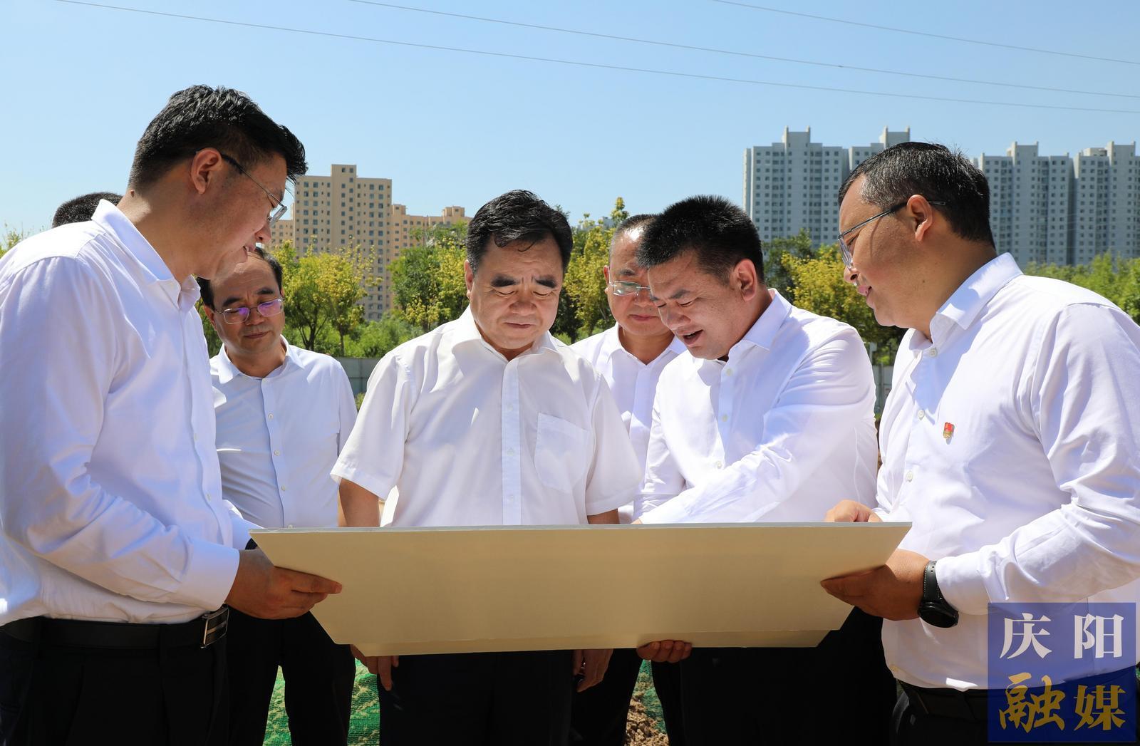 黃澤元在西峰區(qū)調(diào)研時強調(diào) 振奮精神堅決扭轉(zhuǎn)工作被動局面 苦干實干努力完成全年目標任務