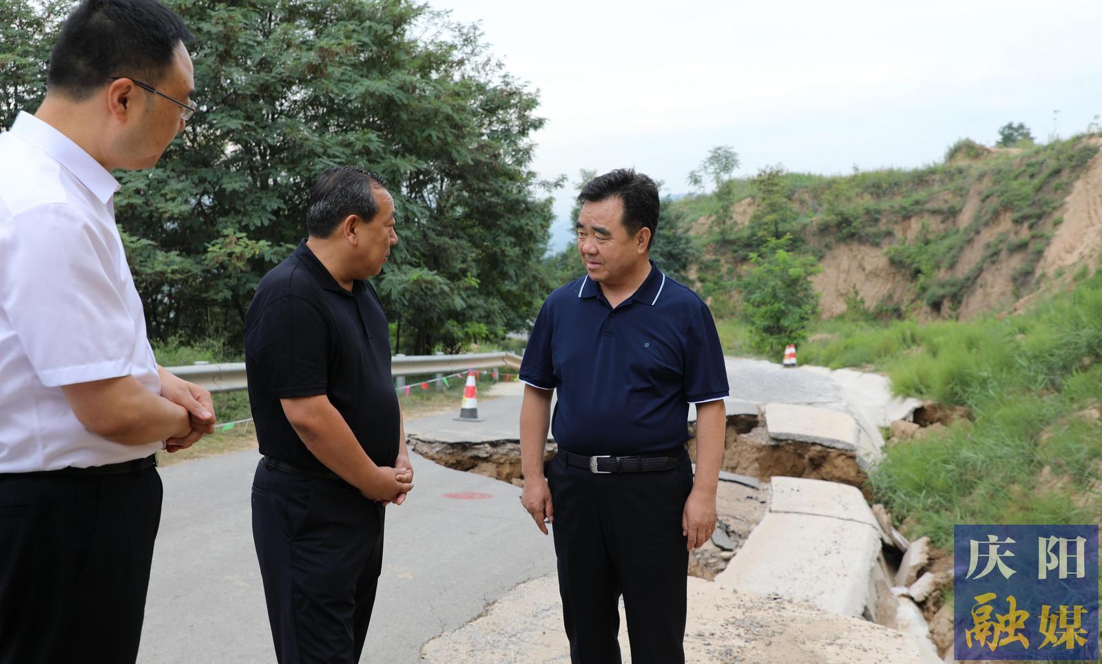 黃澤元在慶城縣環(huán)縣調(diào)研防汛救災和災后恢復重建工作時強調(diào) 全力以赴搶修恢復受災基礎(chǔ)設施  盡快恢復群眾正常生產(chǎn)生活秩序