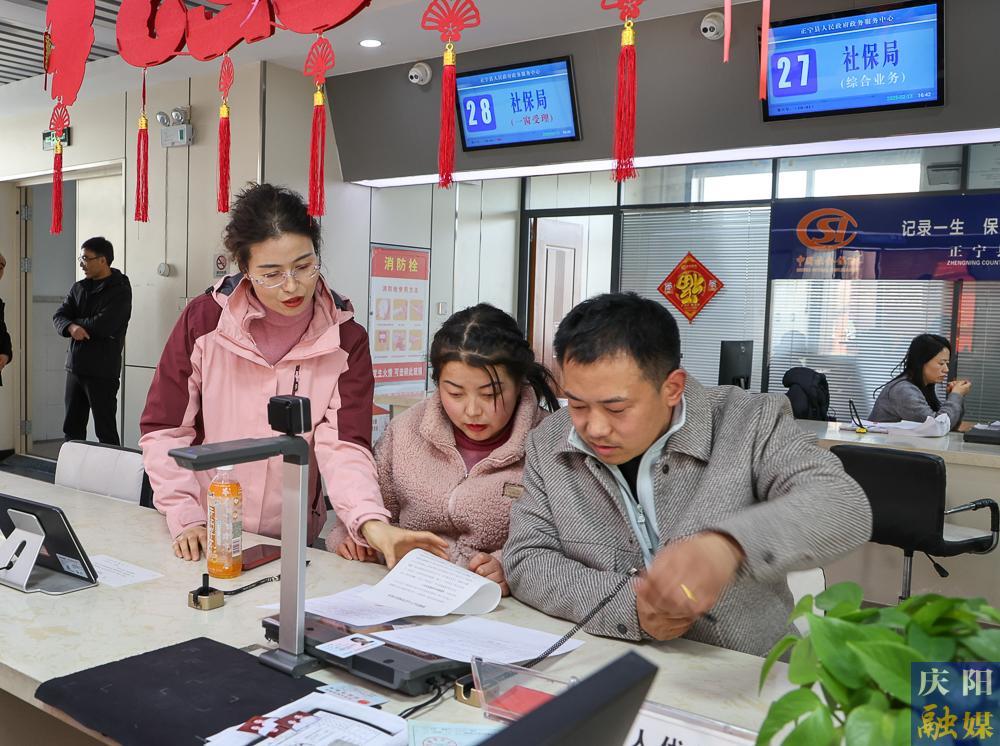 【攝影報(bào)道】正寧縣“小寧幫辦”：政務(wù)服務(wù)新亮點(diǎn)，提升群眾滿意度