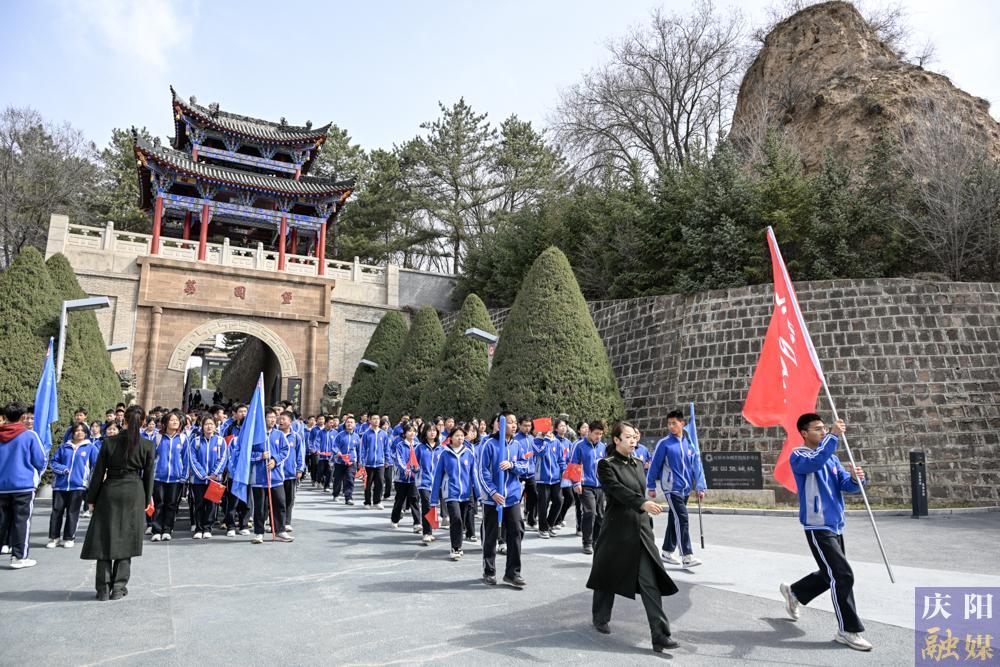 【攝影報道】慶陽第六中學(xué)開展“緬懷革命先烈 厚植家國情懷”思政教育實踐活動