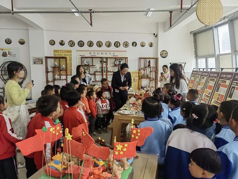 西峰區(qū)兩所幼兒園57名師生走進(jìn)區(qū)青少年綜合實(shí)踐基地開(kāi)展游學(xué)活動(dòng)