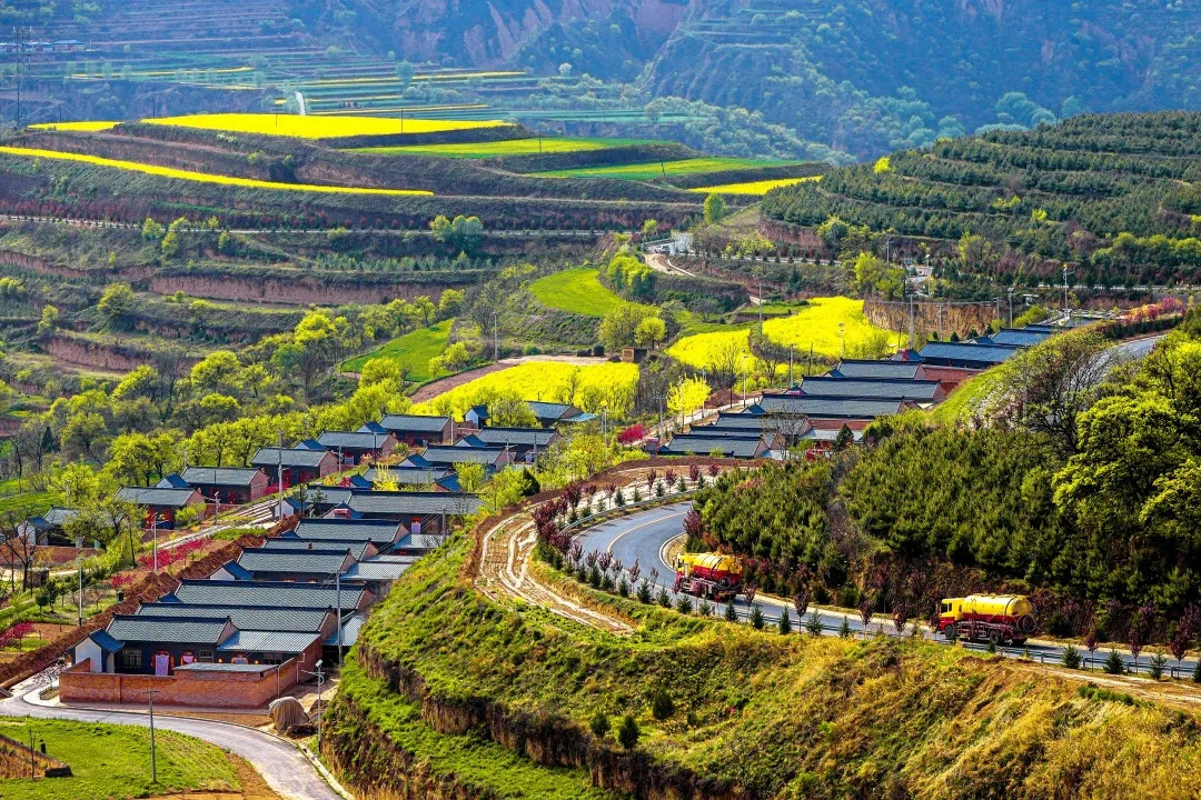 【“亮牌子、樹形象、展風(fēng)采”城鄉(xiāng)文明創(chuàng)建巡禮】慶陽市西峰區(qū)顯勝鄉(xiāng)毛寺村：“四維共進(jìn)” 繪就文明鄉(xiāng)村新畫卷