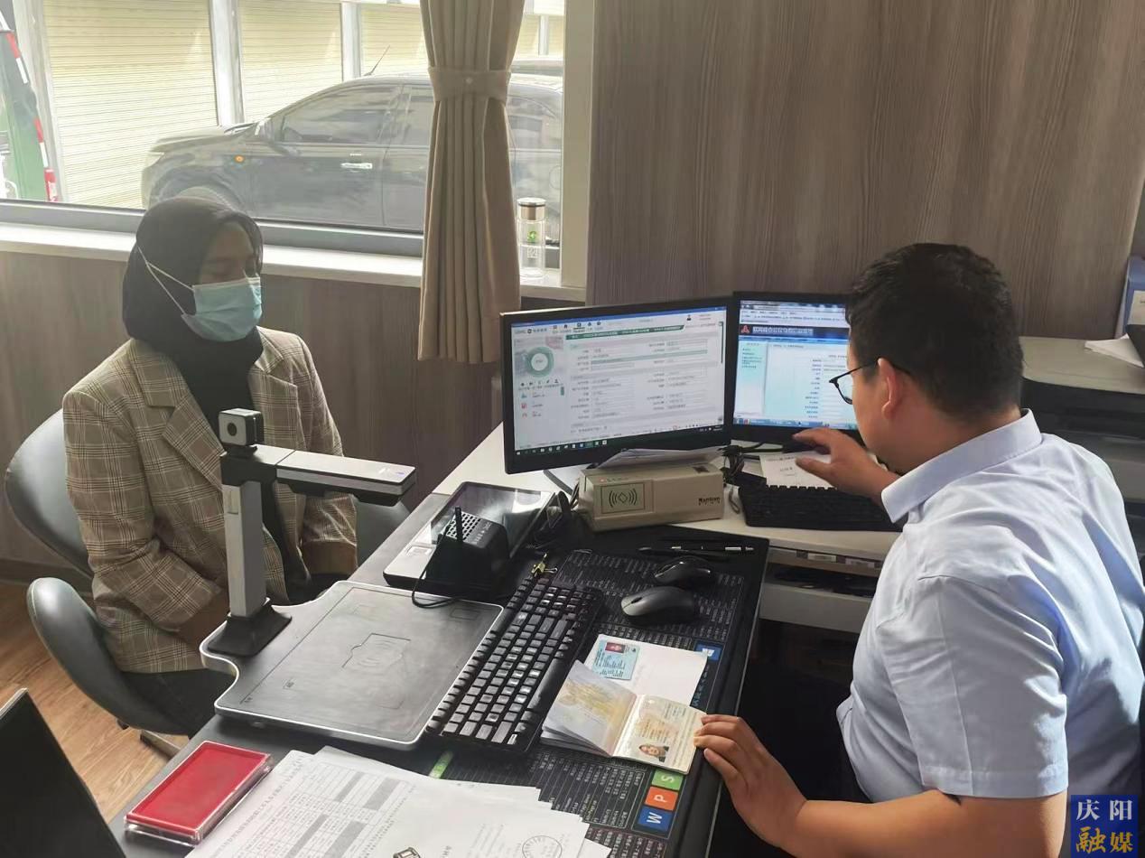 環(huán)縣首張外籍人員社?？ǔ晒k理