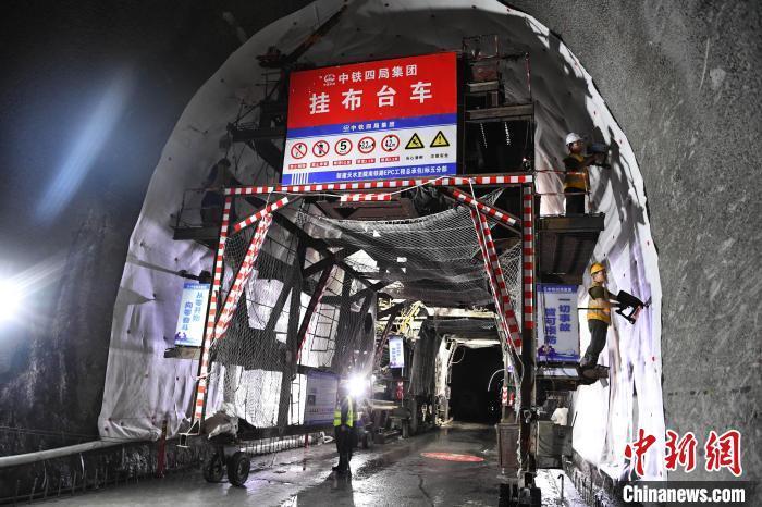 甘肅首條自主投資鐵路迎突破！天隴鐵路首條特長隧道貫通