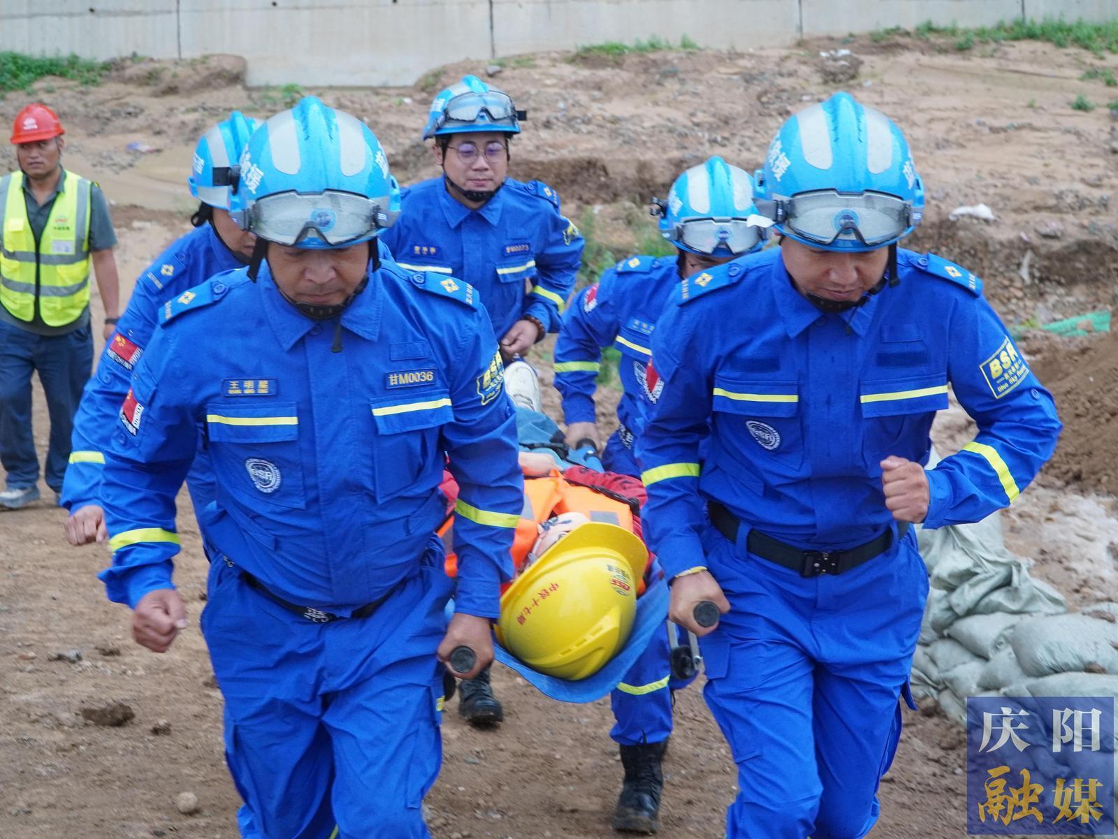 以“練”筑防 護(hù)航項目建設(shè)——G244線慶陽過境段公路工程項目開展2025年度綜合應(yīng)急演練