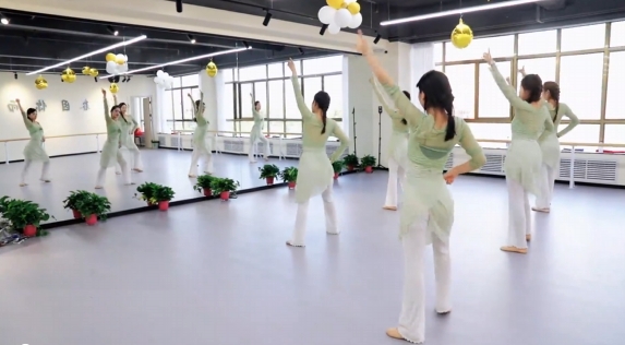 歷經(jīng)十余載風(fēng)雨兼程，夢玉女子藝術(shù)團(tuán)在各界關(guān)懷下茁壯成長